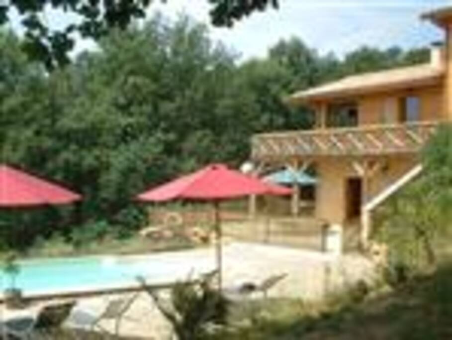 l appartement en rez de chaussez face à la piscine