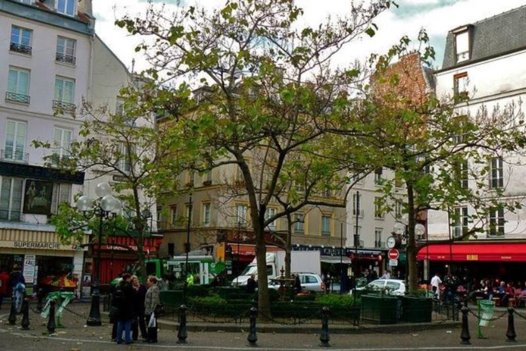 Place de la Contrescarpe, a 2 minutes walk from here