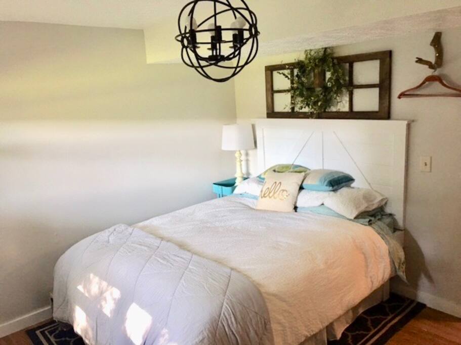 Bedroom - w/ Queen sized bed