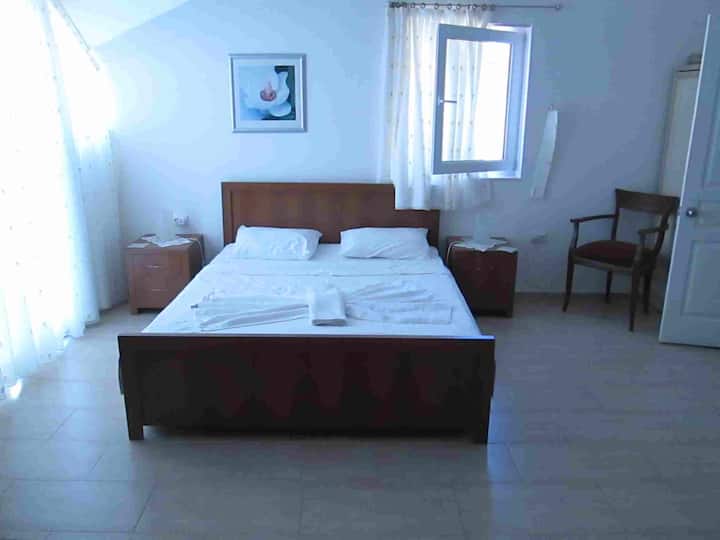 Dhoma e gjumit1, 
përafërsisht 28 m²