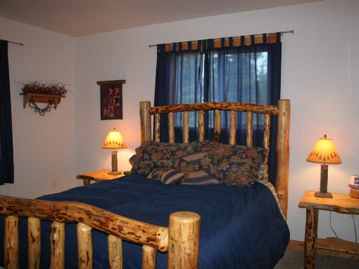 Spavaća soba na glavnom katu s bračnim krevetom (širine 150 -