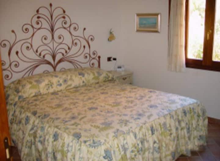 Full size bedroom with private bath / Camera da letto matrimoniale con bagno privato