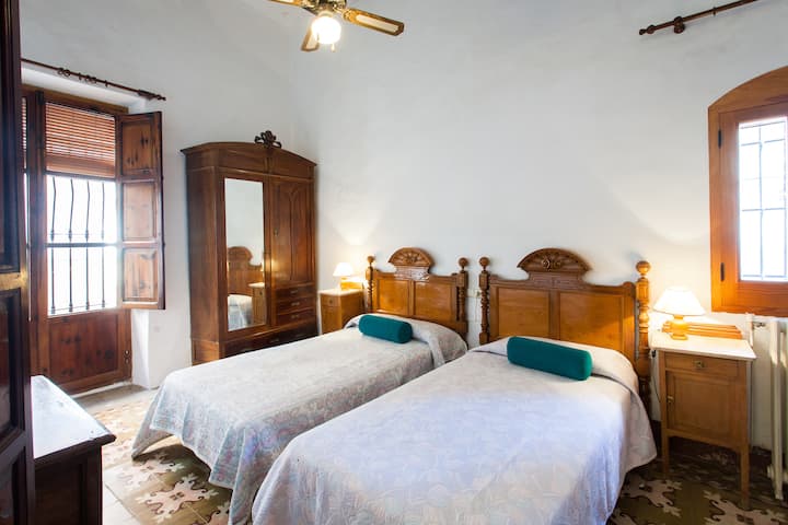 Një nga dhomat e gjumit, poshtë. Une des chambres en bas. Një nga dhomat në katin e poshtëm.