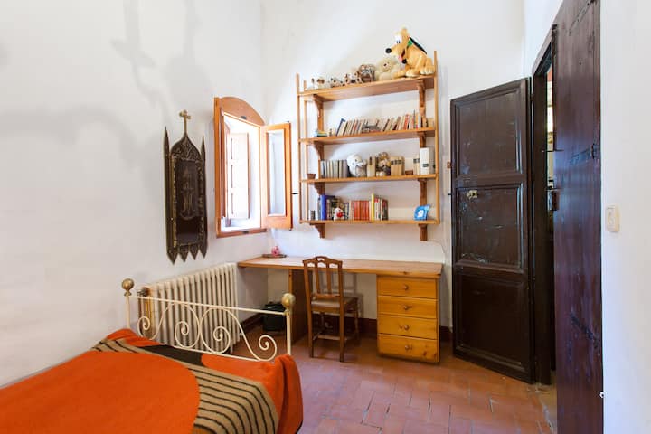 Ende dhoma e dytë e gjumit poshtë. Dhoma e dytë e gjumit në katin e poshtëm përsëri. Aun la segunda hab abajo.