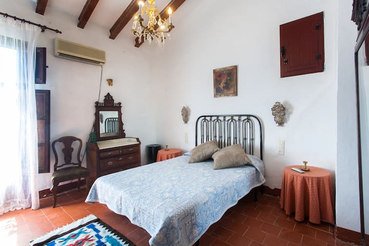 Një nga dhomat e gjumit në katin e parë. Një nga dhomat e gjumit lart. Una de las habs de la primera planta.