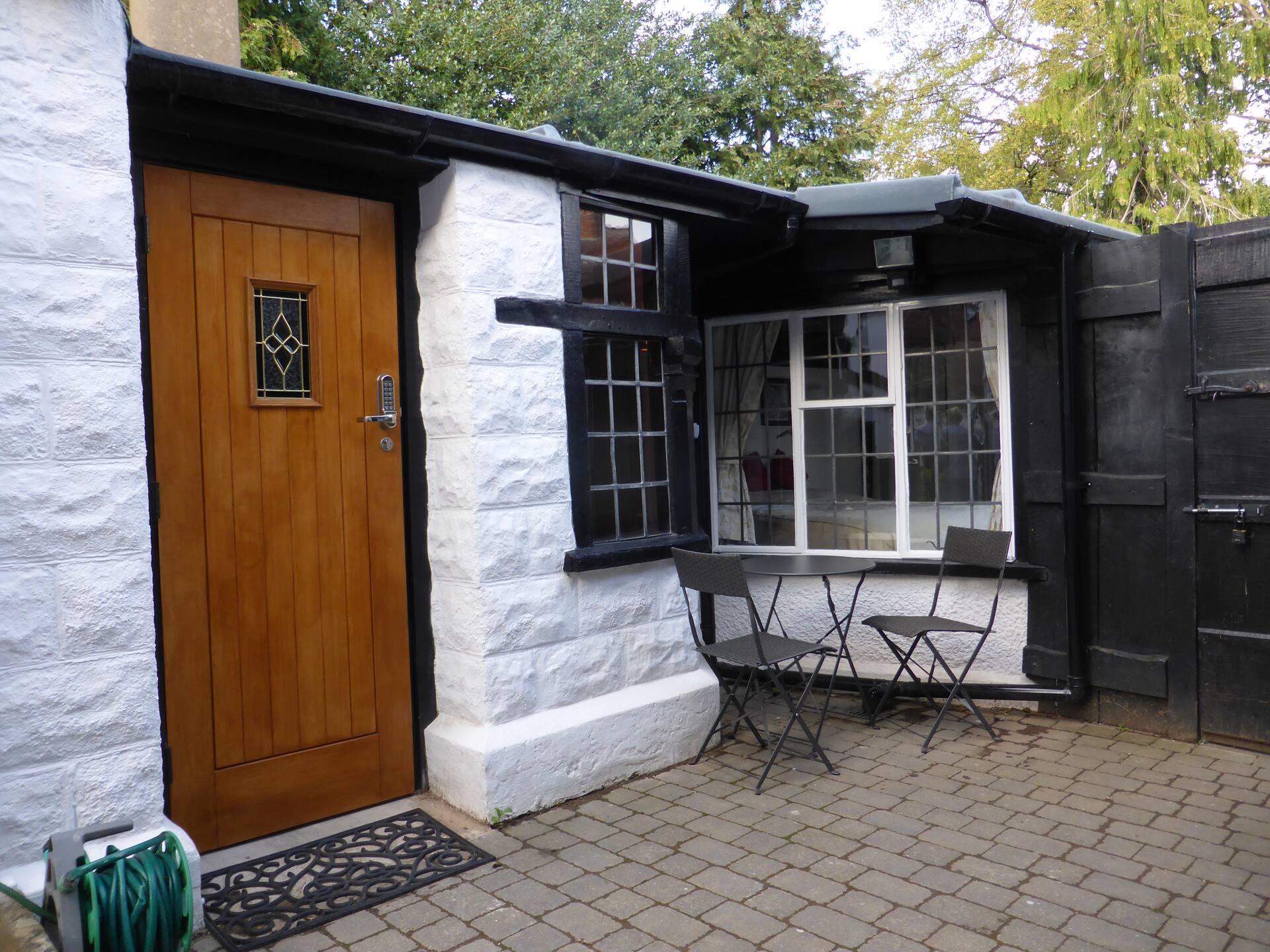Self-contained unit, parking & 3 mins walk to town