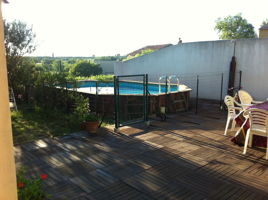 Terrasse donnant sur la piscine