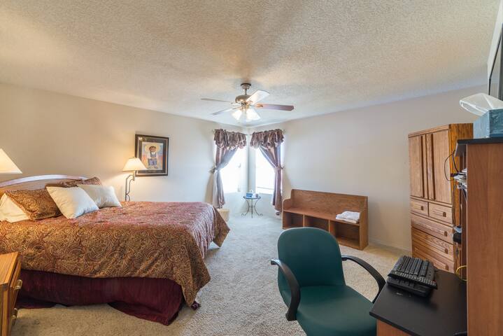 Relaxing Master Bedroom Near the Petroglyphs.