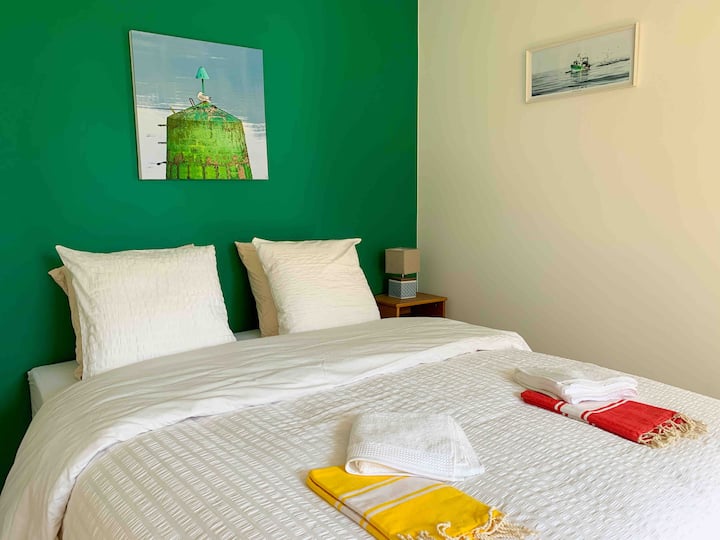 Dhomë dopio shumë e rehatshme me shtroja Merinos me cilësi hoteli. Piano dhe HDTV.