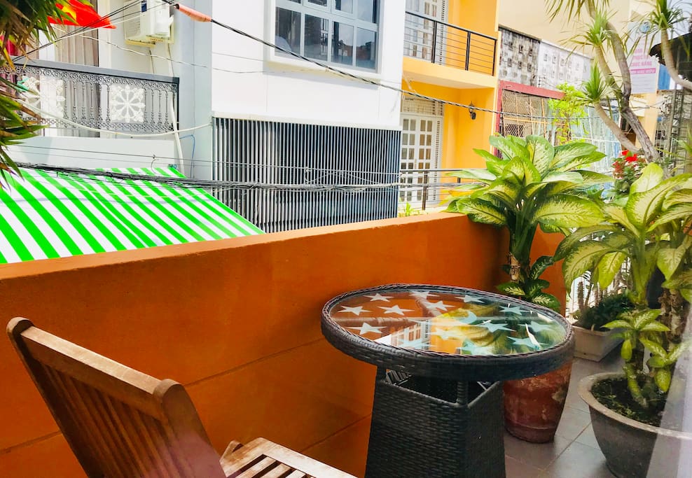 This studio features a green balcony where you can enjoy fresh & clean air in the morning, relaxing & cool air in the late evening, right in the center of the busy city.