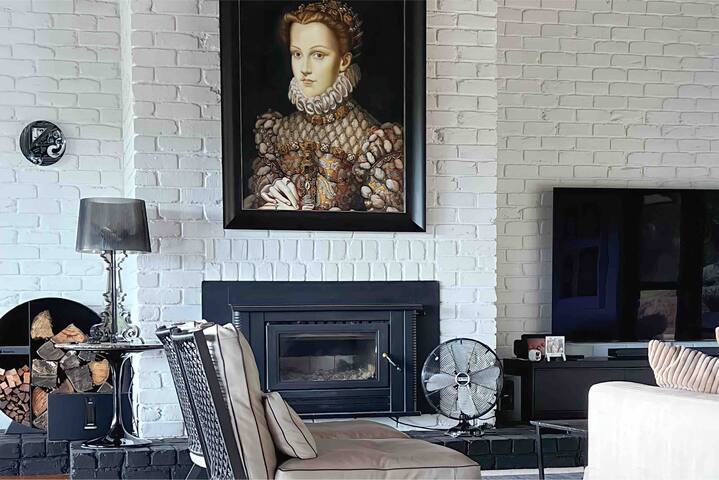 Black Beauty on Richmond Hill gallery image 4