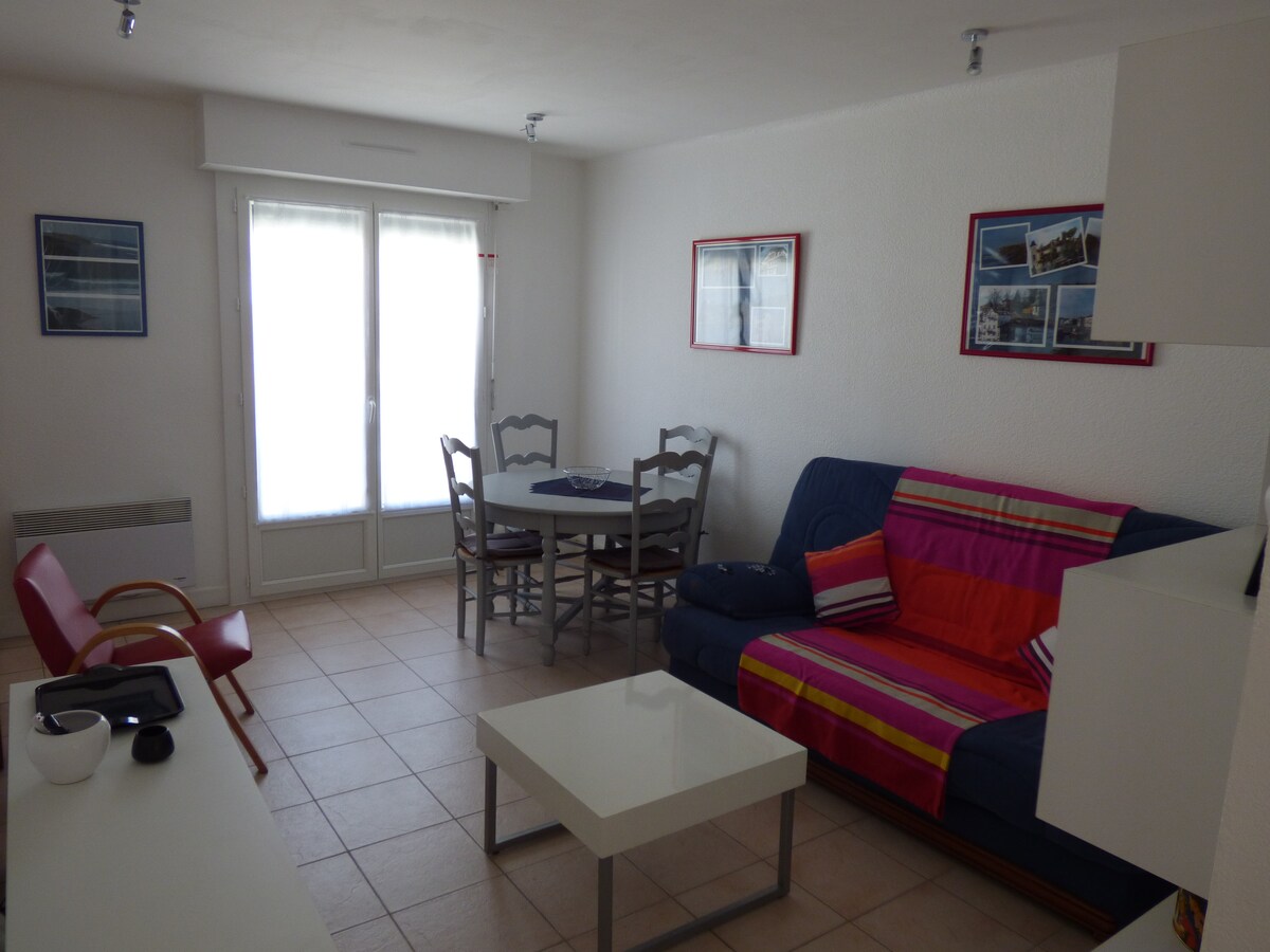 Кауч за да се рашири во двоен кревет.