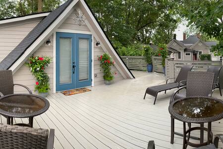 The Nest-Cozy Private Treetop studio w/large deck