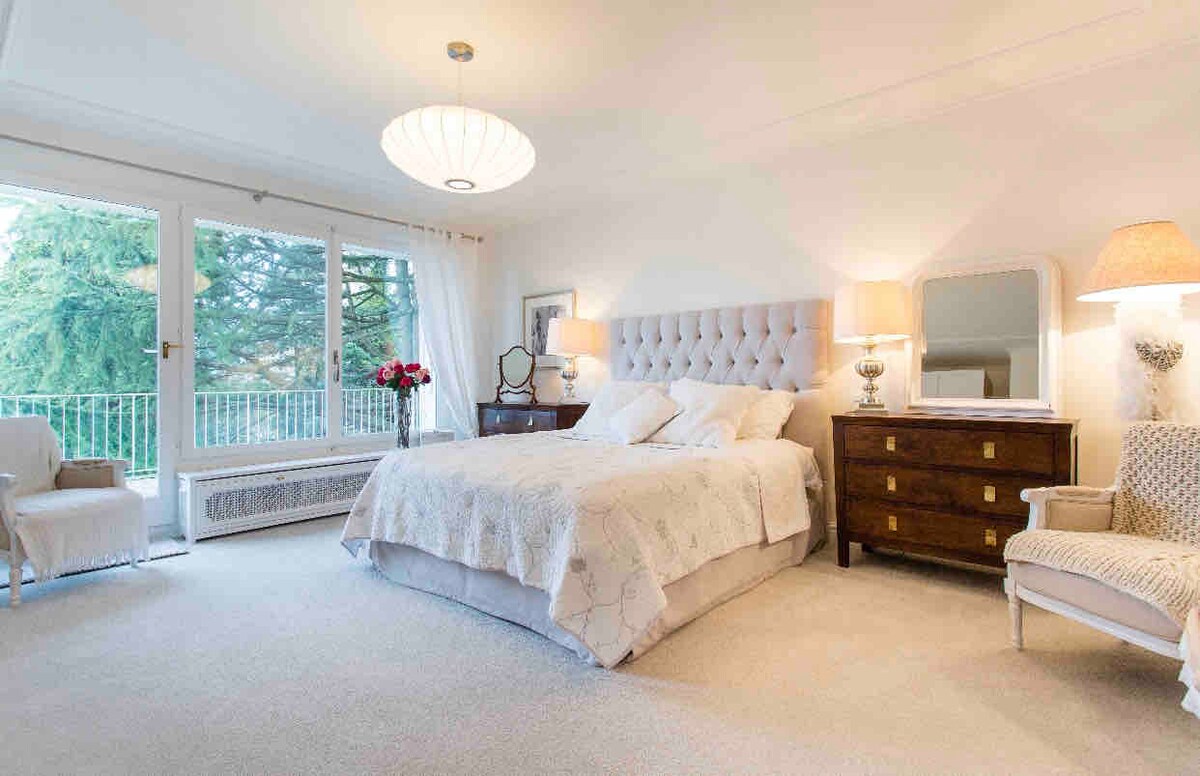 Chumba kikubwa cha kulala, kinachofunguliwa kwenye roshani chenye bafu lenye bafu na bafu