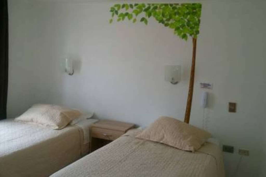 Habitación doble con baño privado y estacionamiento