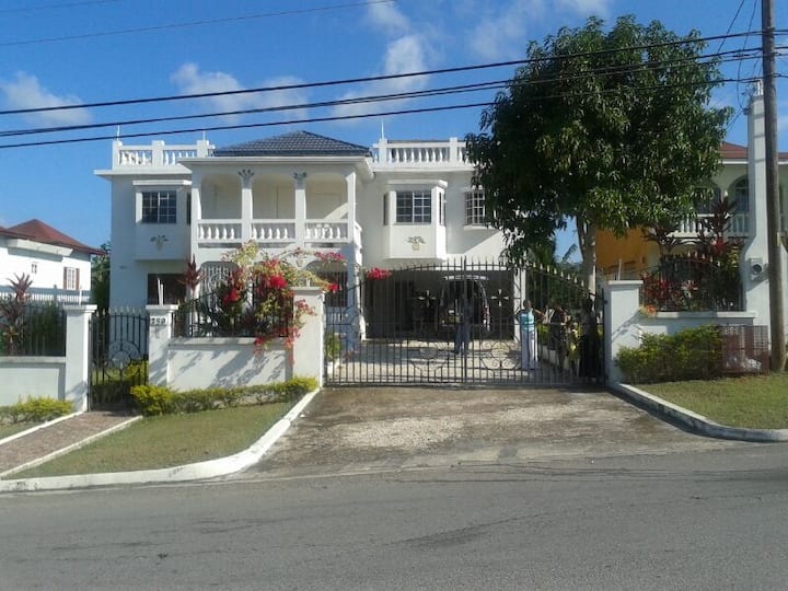 Montego Bay westgate Hills Jamaica now with AC Houses for Rent in
