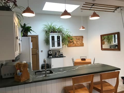 Beautiful, central one bed apartment with parking