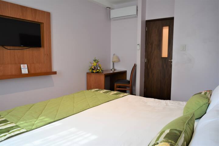 Dormitorio principal con Smart TV 50", vestidor y baño en suite.