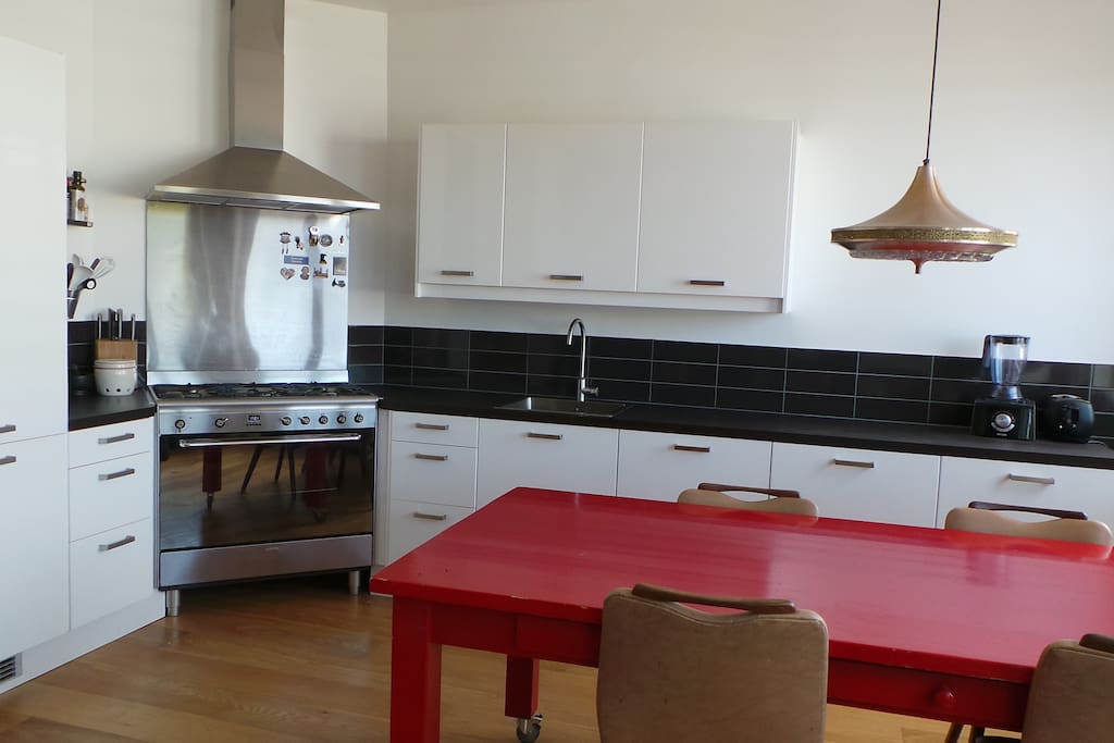 ... and a kitchen, blender, toaster, coffee machine, great oven and microwave.