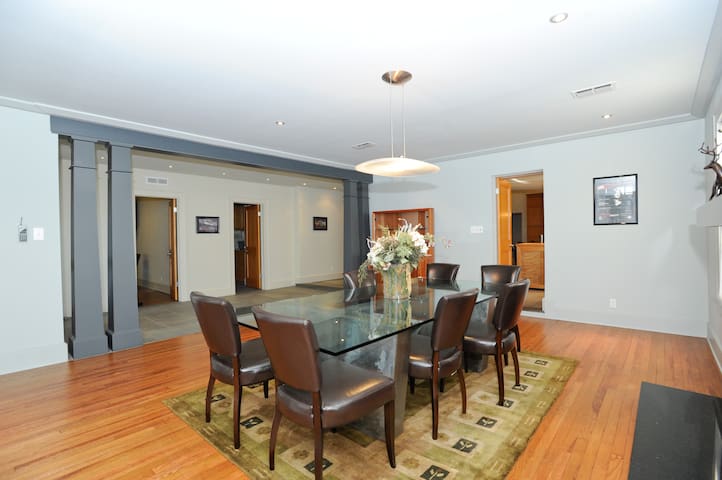 Walk to ACL Fest – Central Austin Gem sleeps 8-10 gallery image 4