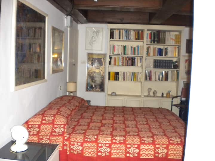 twinbeds with color bedcover in intermediate foor: picture 2
