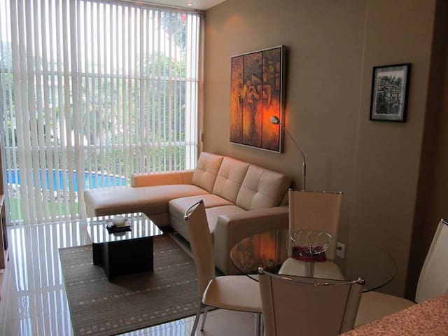 1 Bedroom Suite w/hotel service