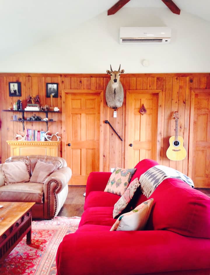 Deze hut is gemaakt om gezellig, comfortabel en comfortabel te zijn. Stevige banken en stoelen voor iedereen om uit te rusten.