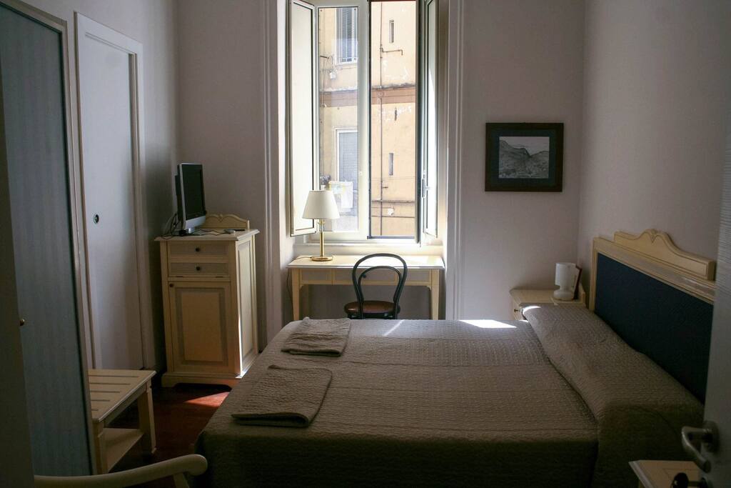 Amalfi ⇝ Amalfi's Room
Ogni stanza ha il suo bagno privato ⇝ Each room have its own private bathroom