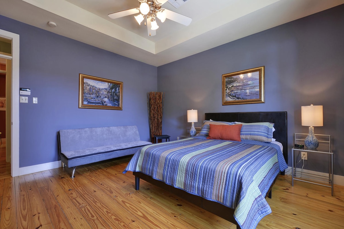 Huge Master спалня с изглед към задния двор на басейна