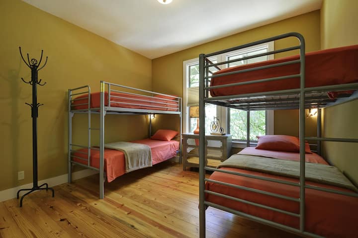 მე-3 საძინებელი ზრდასრული კლასის ორსართულიანი საწოლებით (და არა IKEA-სგან იაფი). Თითოეულ საწოლს აქვს ინდივიდუალური ღამის ნათურა.