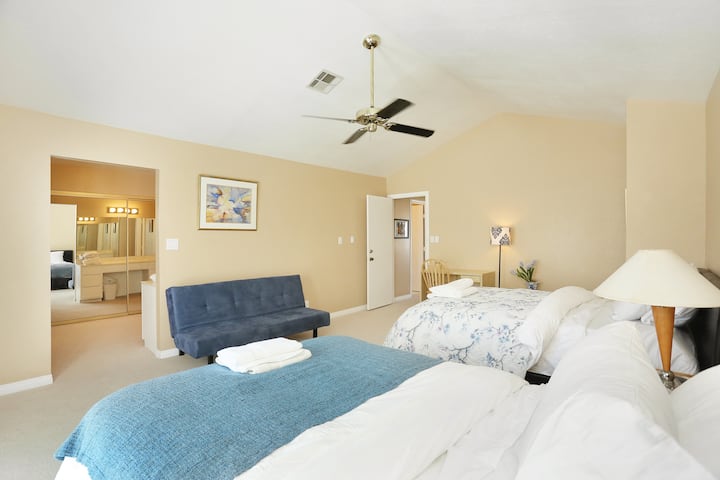 2022 - إطلالة على غرفة الزينة ،مما يؤدي إلى حمام خاص