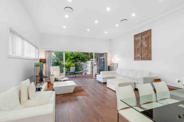 Stylish Home #SydneyEaster #Olympic Park SmartTV gallery image 5