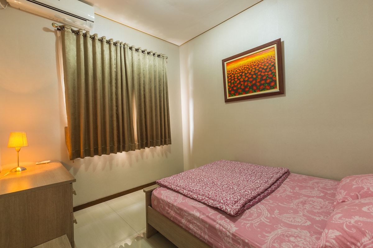 ห้องพักที่ 2 บนชั้น 1 พร้อมเตียงควีนไซส์และมีเครื่องปรับอากาศ