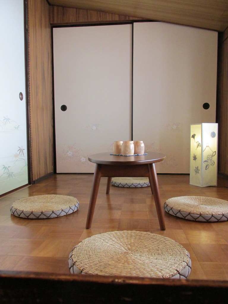 Chumba cha chai cha Kijapani ghorofani
二楼的茶室