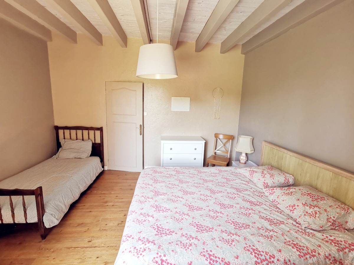 Საძინებელი 1, პირველ სართულზე (160 სმ საწოლი და 90 სმ საწოლი)