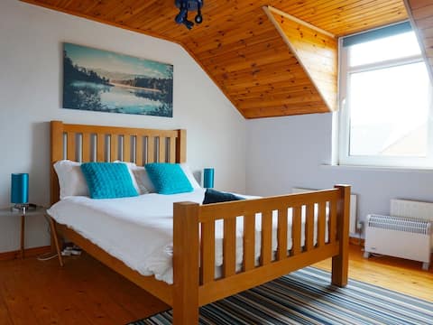 BRIGHT ROOM IN CITY CENTER, SELF CHECK-IN