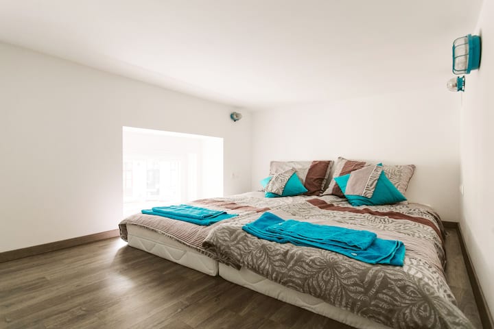 带床垫的夹层画廊。

床垫可以布置成一张双人床或两张独立的床。