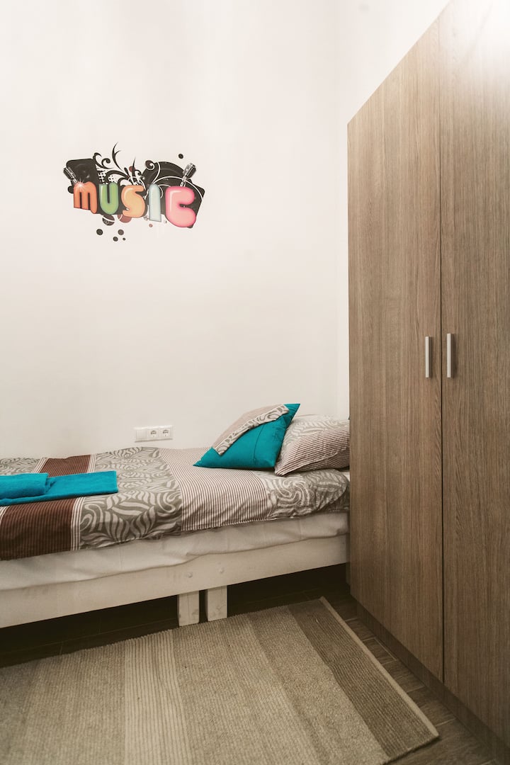 2号卧室，带一张床。