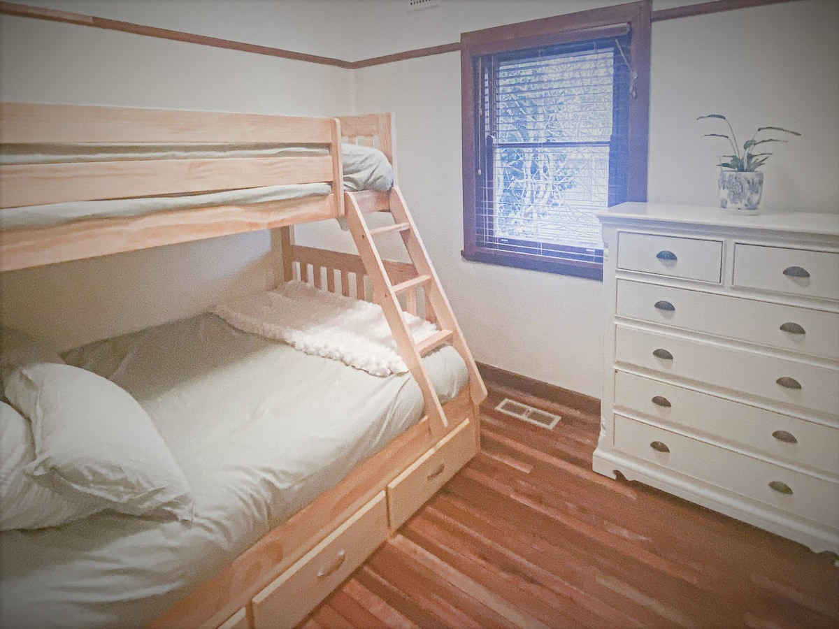 ห้องนอน 4: เตียงสองชั้น 3 เตียง (เตียงคู่ด้านล่างเตียงเดี่ยวด้านบน)