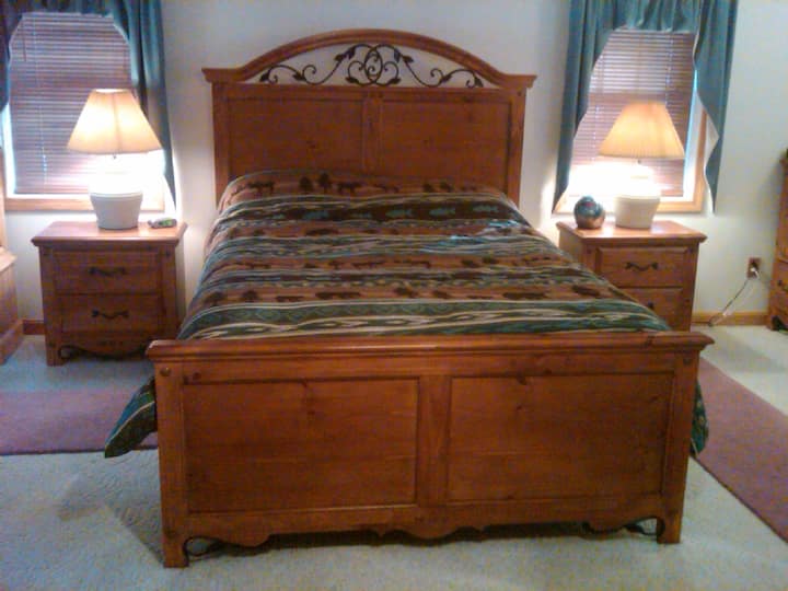 Dhomë gjumi me madhësi "queen" në dhomën kryesore të gjumit.  Ka një krevat tjetër dopio "queen" në cep të dhomës