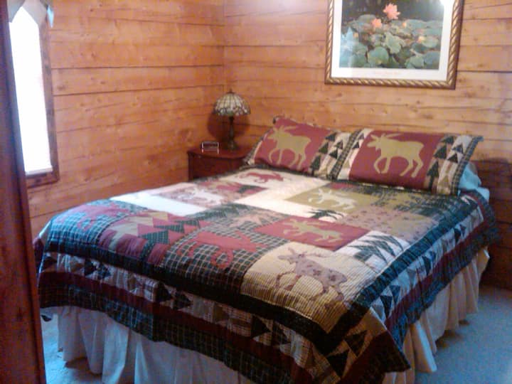 Krevat dopio "queen" në dhomën e gjumit jashtë zonës së kuzhinës -- kati i parë