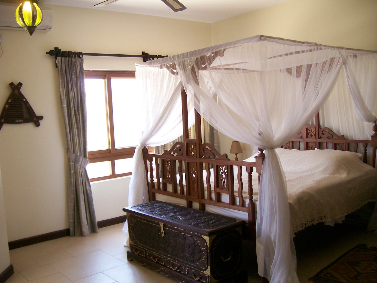 Segundo dormitorio doble con balcón.