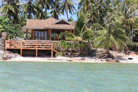 Rhumbutan Beach House - Ocean Front and quiet