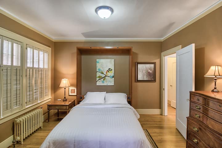 Radna soba je velika kao i glavna spavaća soba.