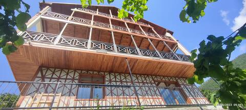 Spacious 5 bedroom home - stunning mountain views