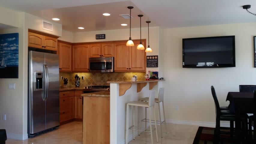 Beautiful By the Beach/King bed/AC/2 car garage gallery image 4