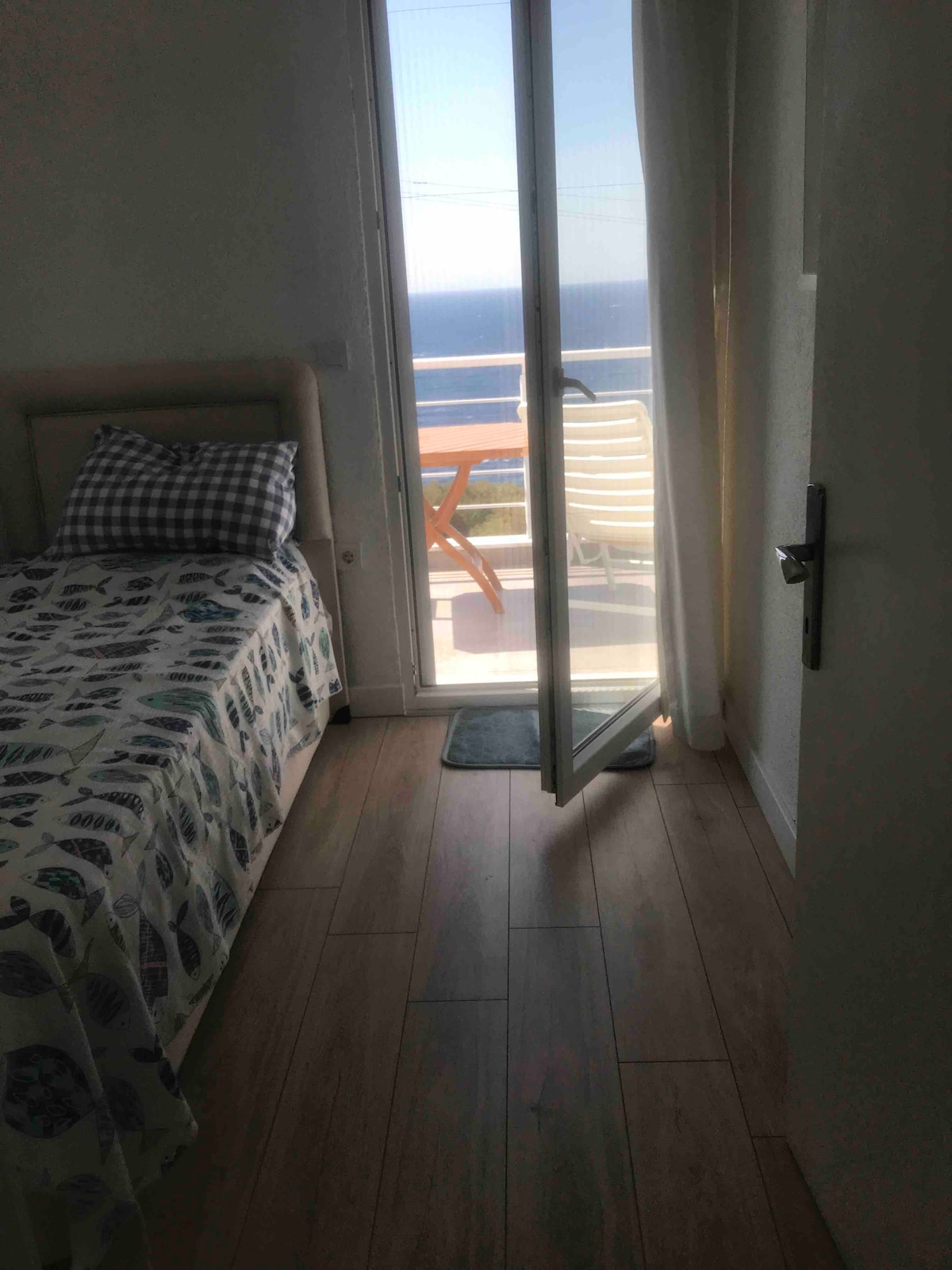 Na gornjem katu nalazi se jednostruka spavaća soba, a soba s pogledom na balkon ima ormar