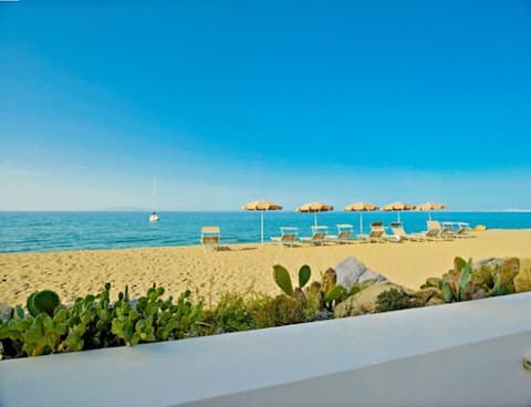 Beach-side with pool- Salina A apt.