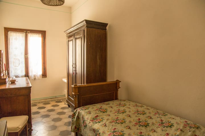 第三间单人卧室