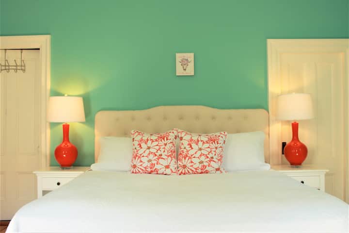 Second floor bedroom - King with Single Day bed.